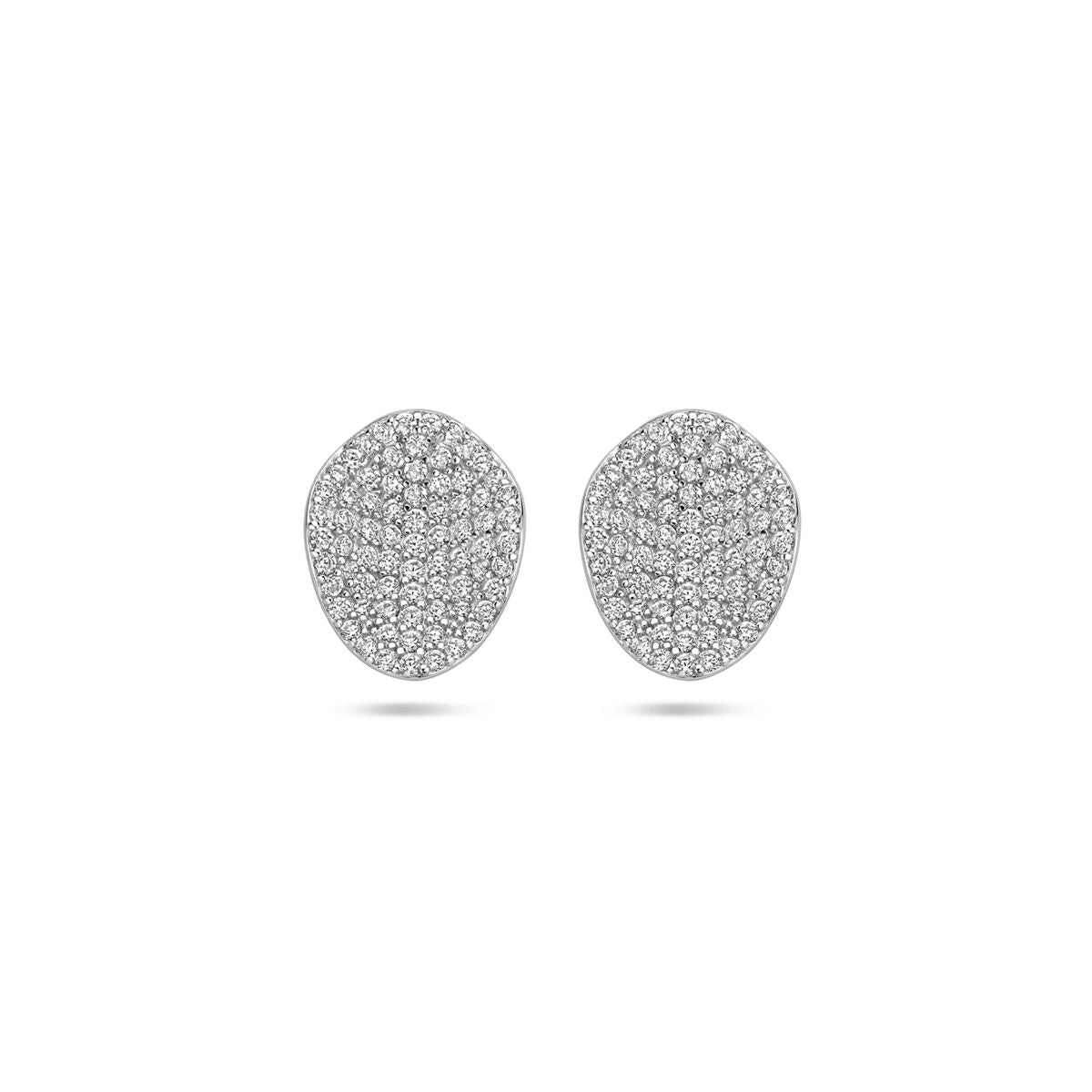 Zilveren gerhodineerde oorknoppen van 13 mm met zirkonia steentjes in een ovale vorm.