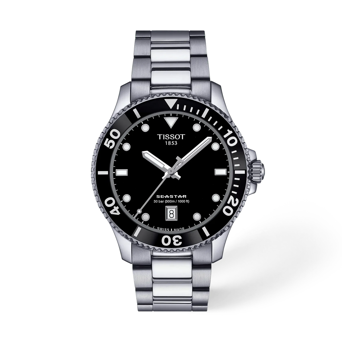 Zilveren horloge met zwarte wijzerplaat, lunette met cijfers en datumaanduiding op 6 uur.