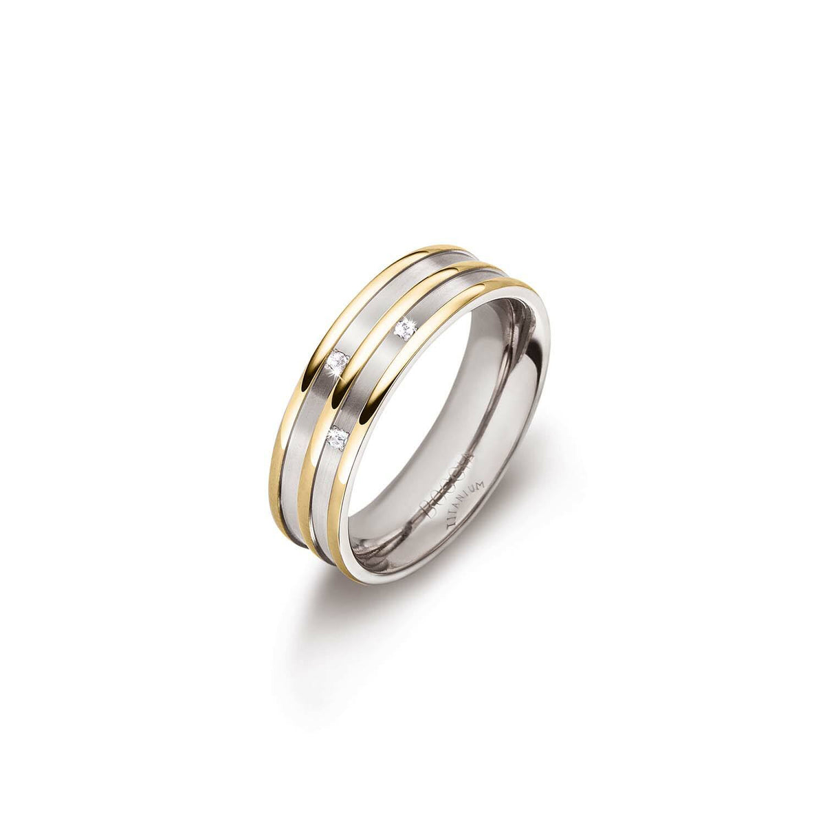 De Boccia Titanium Ring Bicolor dia 3/0.015 (0151-02) van Boccia heeft twee parallelle gouden banden en drie kleine diamanten, elegant gepresenteerd op een witte achtergrond.