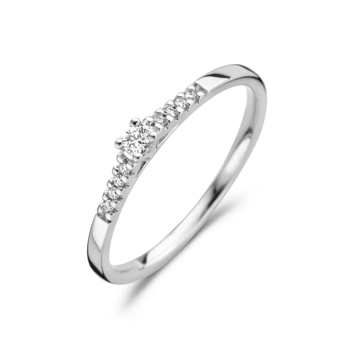 De Van der Kooij Collectie ring diamant 0.07ct H SI in 14K witgoud heeft een solitaire diamanten middenstuk met een diamanten rij langs de band, afgebeeld op een witte achtergrond.