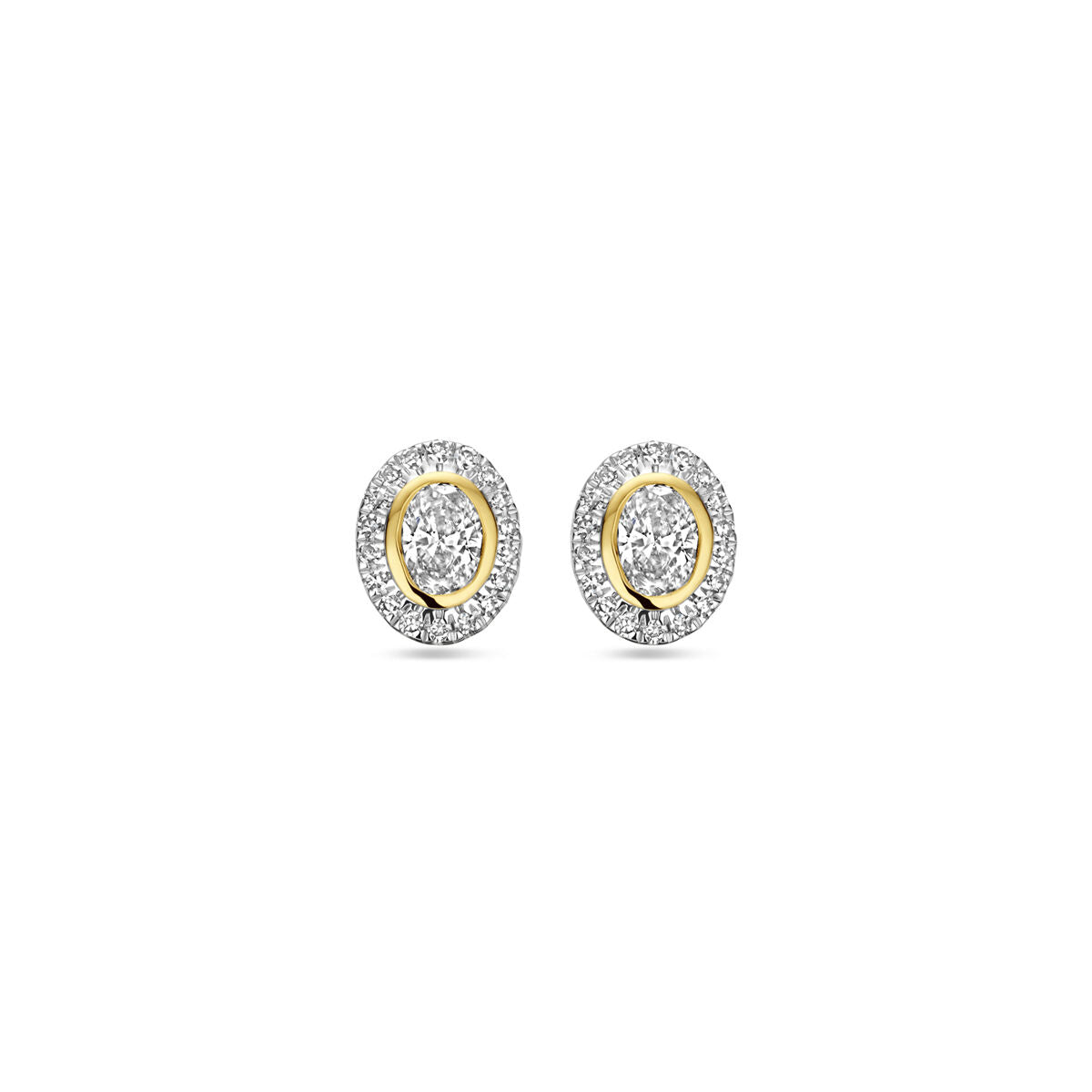 Oorknoppen van 14K geelgoud met een dubbele cirkel van diamanten, totaal 0.50ct, met een diameter van 7,5 mm.