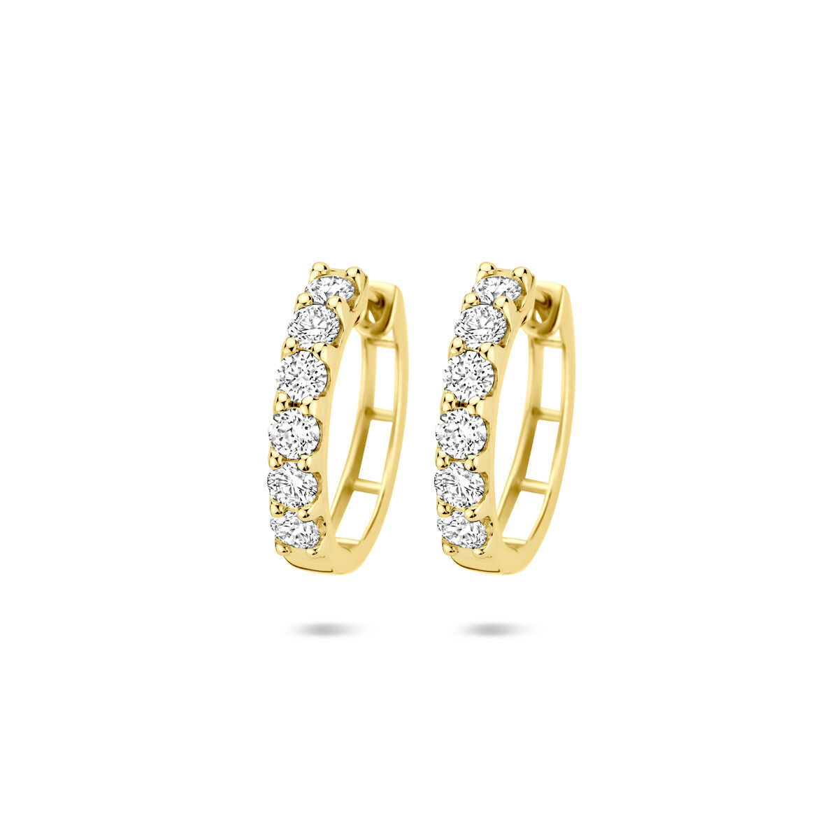 Klapoorringen van 14K geelgoud met lab grown diamanten, totaal 1.025 ct, in een halve cirkelvorm.