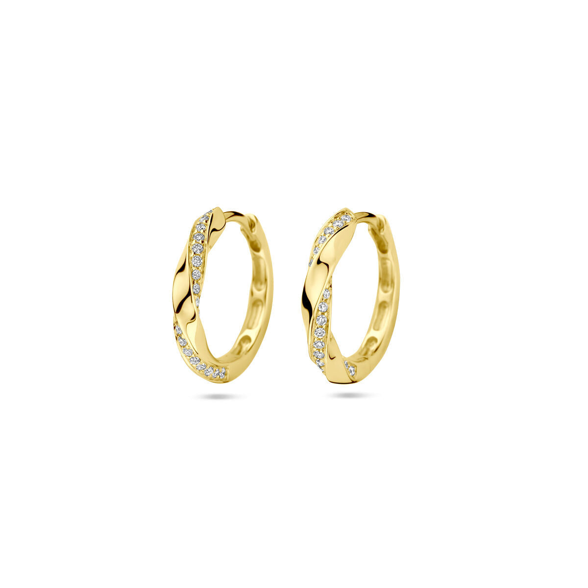 Klapoorringen van 14K geelgoud met een golvende vorm en bezet met diamanten van in totaal 0.20ct.