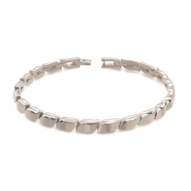 Titanium armband met een schakelontwerp en een glanzende afwerking.