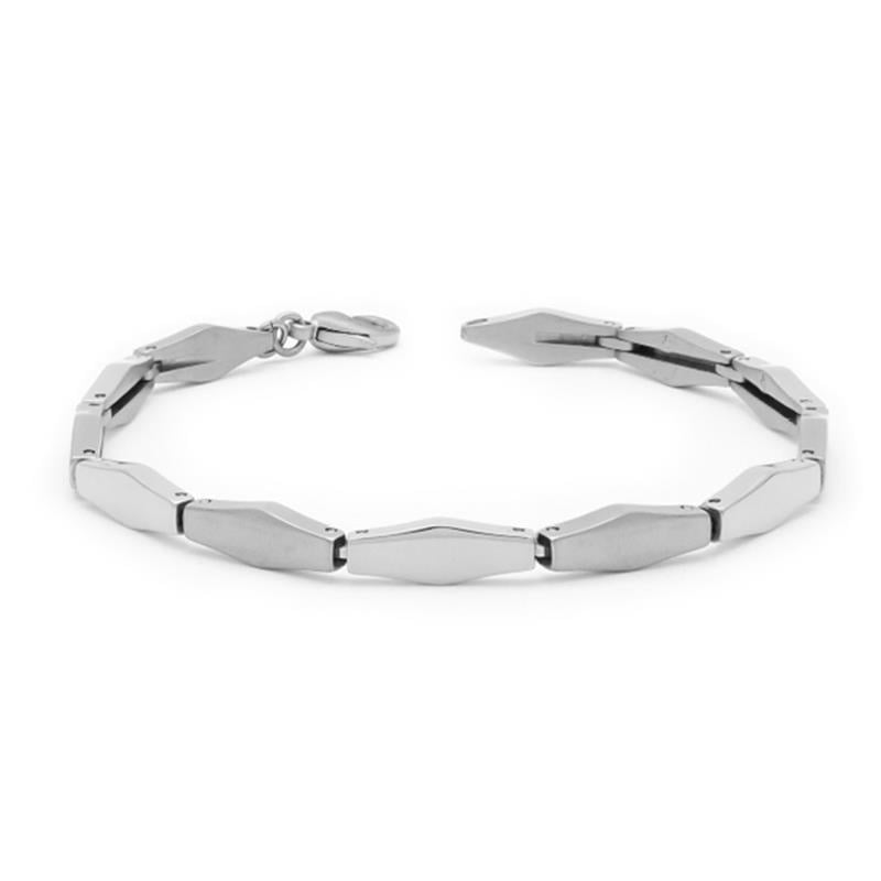 De Boccia Titanium Armband 03039-01 van Boccia heeft hoekige, in elkaar grijpende schakels en een kleine karabijnsluiting, is gemaakt van duurzaam materiaal en heeft een effen witte achtergrond.