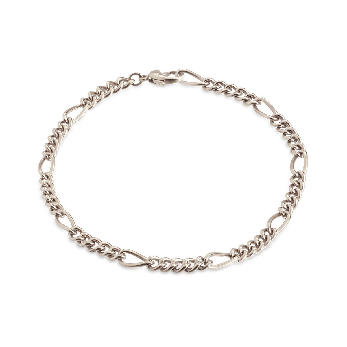 De Boccia Titanium Armband 03051-01 van Boccia heeft afwisselend ovale en curb schakels in een dun, zilverkleurig ontwerp, elegant weergegeven in een ronde vorm op een witte achtergrond.