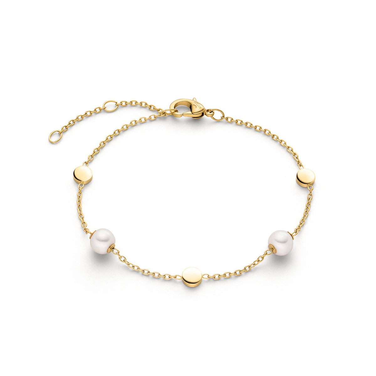 De Boccia Parelarmband (22cm, 03060-02) is een minimalistische titanium armband voor dames, met twee witte parels en drie gouden schijven. Het heeft een verstelbare sluiting en een elegant ontwerp, aangeboden door Boccia. Afgebeeld op een witte achtergrond.