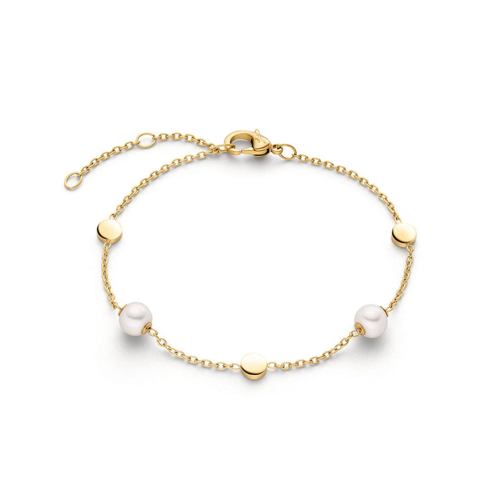 De Boccia Parelarmband (22cm, 03060-02) is een minimalistische titanium armband voor dames, met twee witte parels en drie gouden schijven. Het heeft een verstelbare sluiting en een elegant ontwerp, aangeboden door Boccia. Afgebeeld op een witte achtergrond.