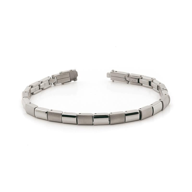 De Boccia Titanium Armband 0313-01 heeft strakke, zilverkleurige rechthoekige schakels die in een halve cirkel tegen een witte achtergrond zijn gerangschikt. Het is een modern en stijlvol accessoire van Boccia.