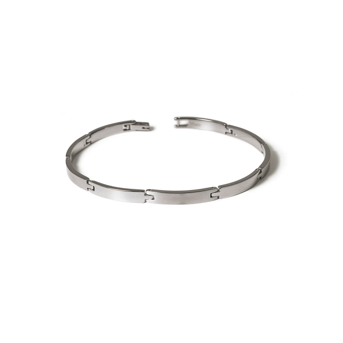 De Boccia Titanium Armband 0319-03 heeft een strak, gesegmenteerd schakelontwerp en een gebogen, minimalistische vorm. Deze zilveren damesarmband van Boccia wordt open weergegeven tegen een effen witte achtergrond.
