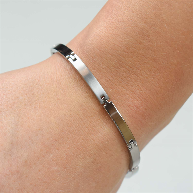 Een close-up van een pols die de Boccia Titanium Armband 0319-03 draagt, met een minimalistisch ontwerp en elegante zilverkleurige metalen schakels van Boccia.