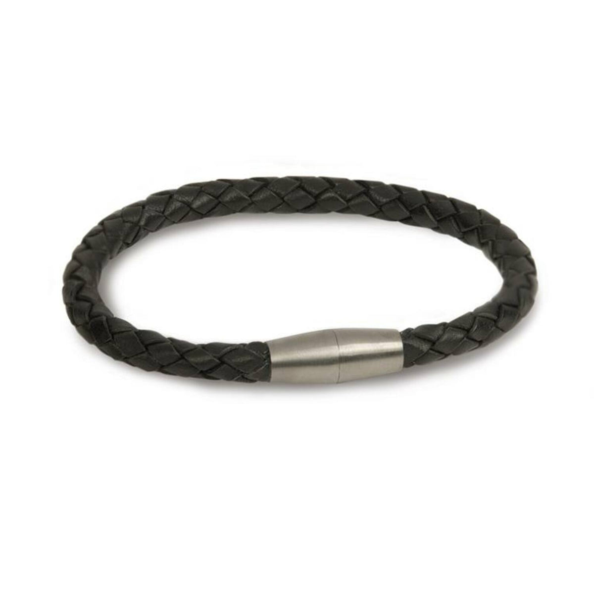De Boccia Titanium Armband leer 0347-01 van Boccia is een zwart gevlochten armband met een slanke cilindrische zilveren sluiting. De armband combineert moderne stijl en klassieke elegantie tegen een witte achtergrond.
