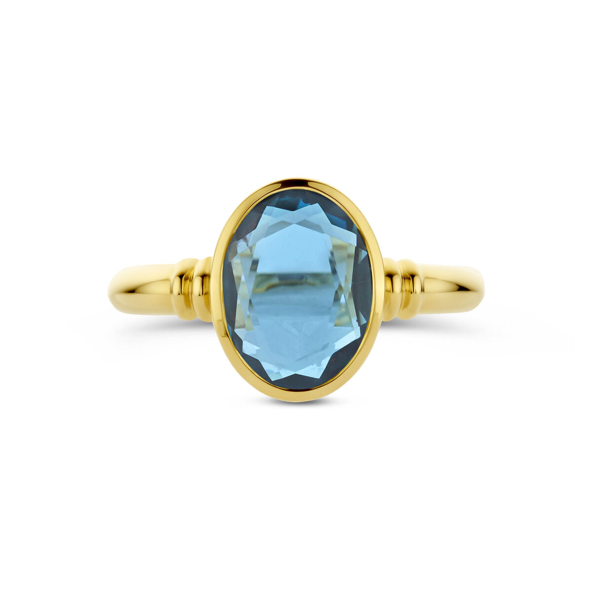 De Van der Kooij Collectie ring london blue topaas 14K geelgoud toont een grote, ovaal geslepen London Blue topaas in een eenvoudige solitaire zetting, gefotografeerd tegen een witte achtergrond.