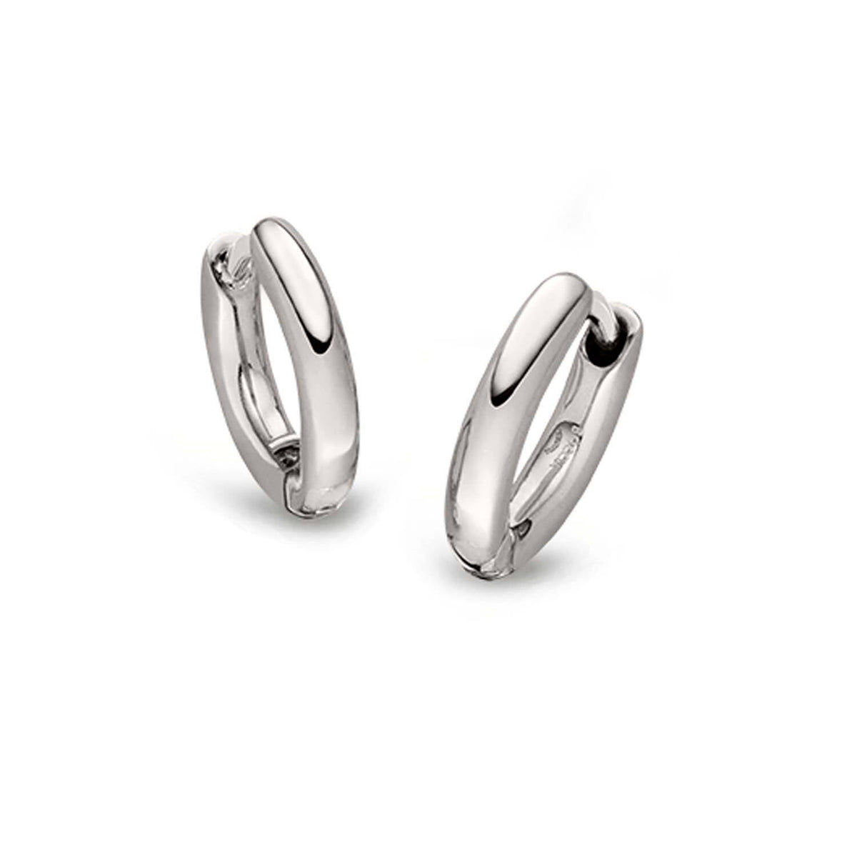 De Boccia Titanium Oorringen 05085-01 zijn kleine, gepolijste zilveren oorbellen met een glad, afgerond ontwerp - perfect voor elke sieradencollectie - op een effen witte achtergrond.