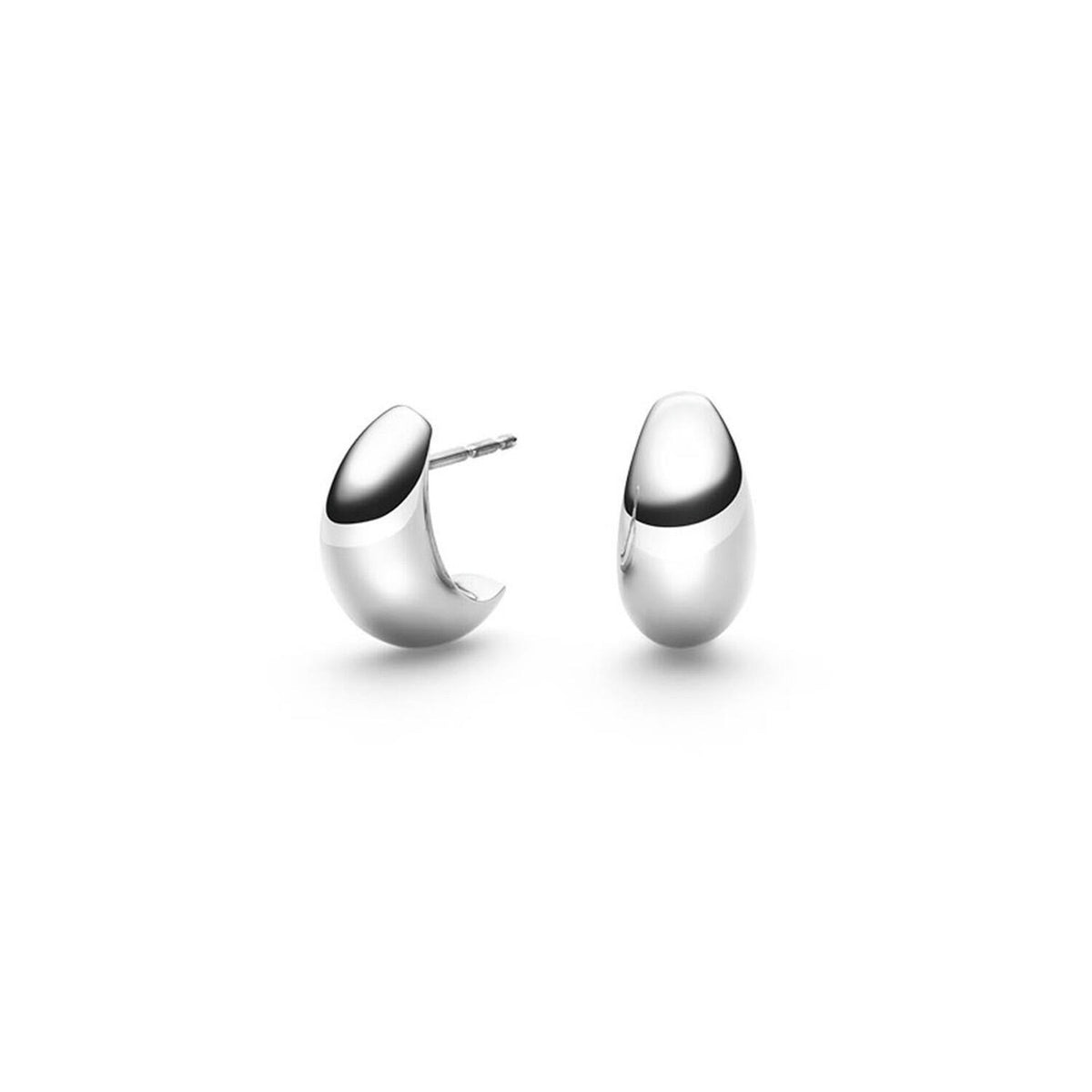 Deze gepolijste, halvemaanvormige Boccia Titanium oorstekers 05089-01 hebben gladde, reflecterende oppervlakken voor een stijlvolle look, elegant afgebeeld op een effen witte achtergrond.