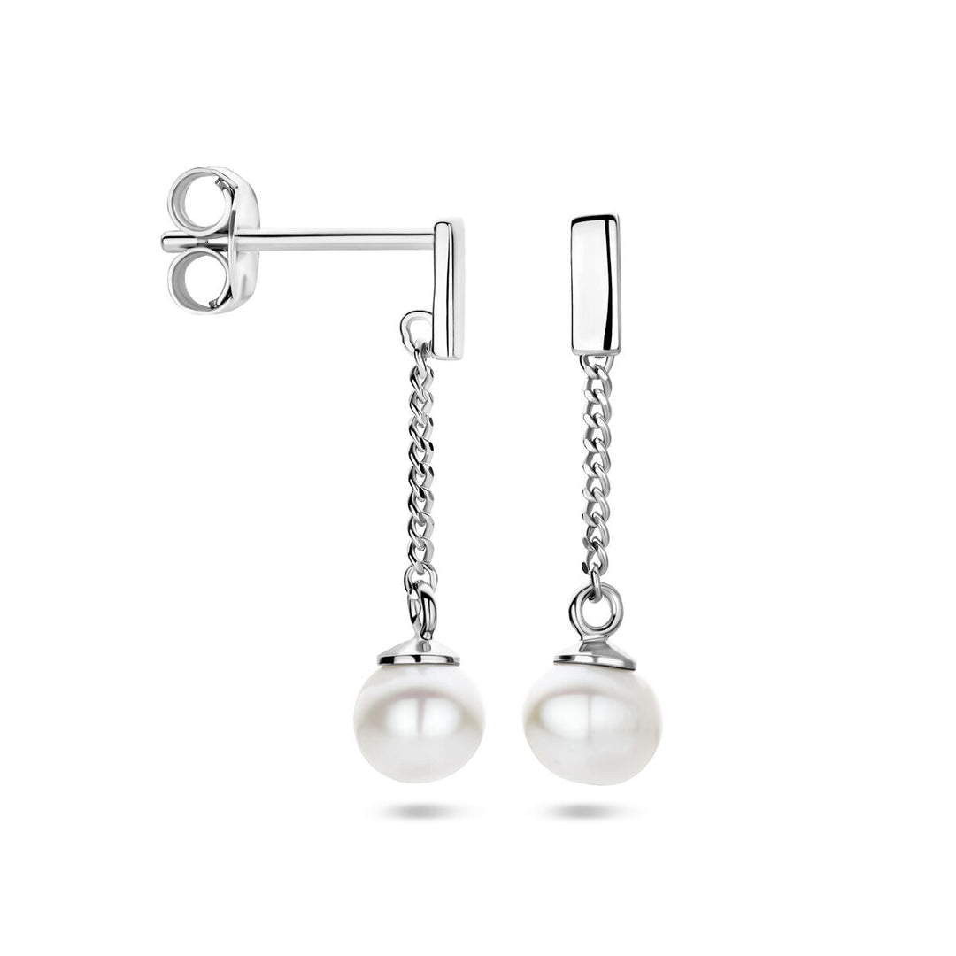 De Van der Kooij Collectie oorhangers parel zilver gerhodineerd zijn voorzien van delicate kettingen en een enkele ronde zoetwaterparel per oorbel, wat een eenvoudige, elegante stijl biedt met stevige studs aan de achterkant.
