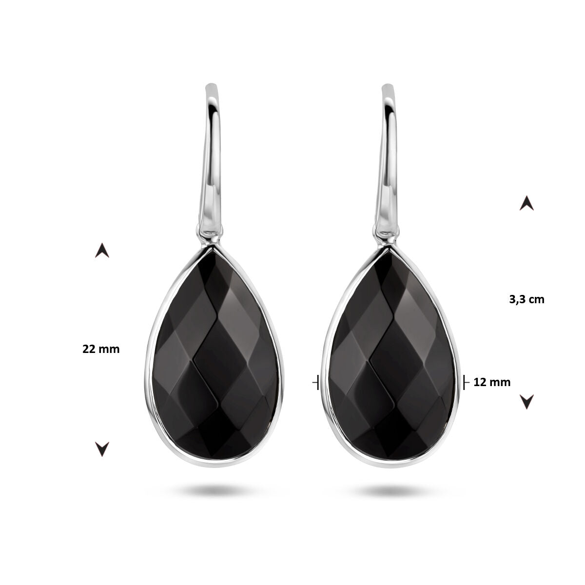 Deze oorhangers onyx franse haak zilver gerhodineerd van Van der Kooij Collectie hebben druppelvormige, facetgeslepen zwarte stenen, meten 22x12 mm (totale hoogte 3,3 cm) en zijn afgebeeld tegen een witte achtergrond - perfecte dames sieraden.
