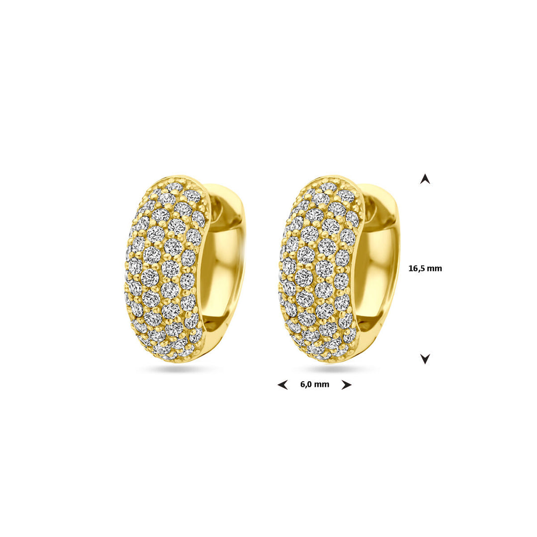 Van der Kooij Collectie klapoorringen zirkonia 16,5 mm, 1 micron geel verguld zilver. Deze oorbellen zijn bezet met kleine ronde witte stenen en hebben een afgerond, licht chunky design voor een moderne uitstraling.