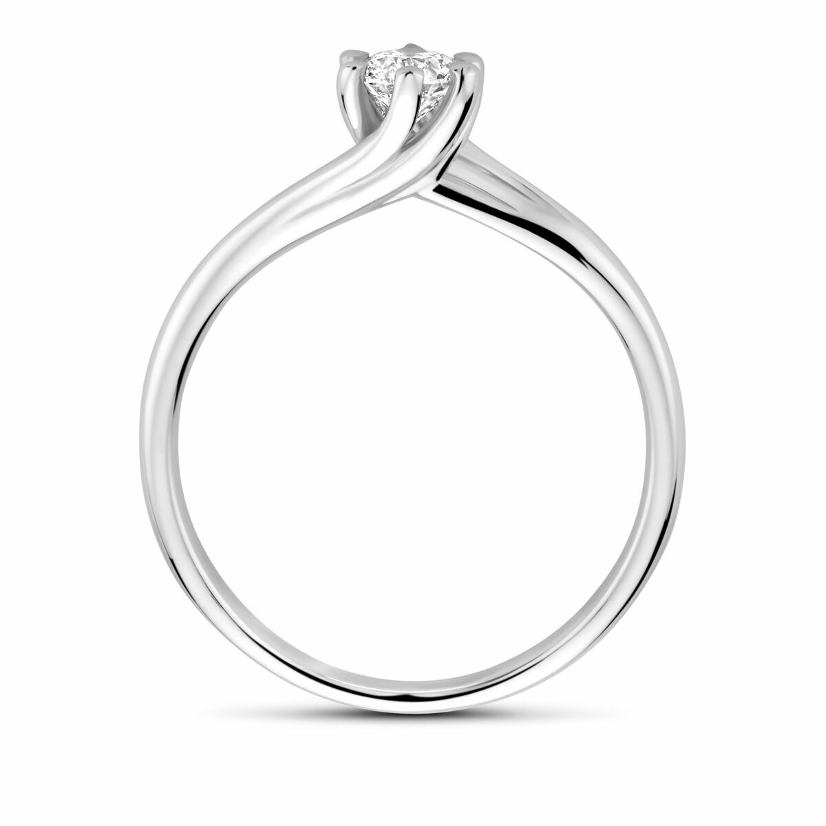 De Van der Kooij Collectie ring heeft een 0.30ct G VS lab grown diamant in een solitaire zetting met een gedraaide 14K witgouden band, vanaf de zijkant getoond om het gekruiste ontwerp en de met prongs bezette ronde diamant te benadrukken.