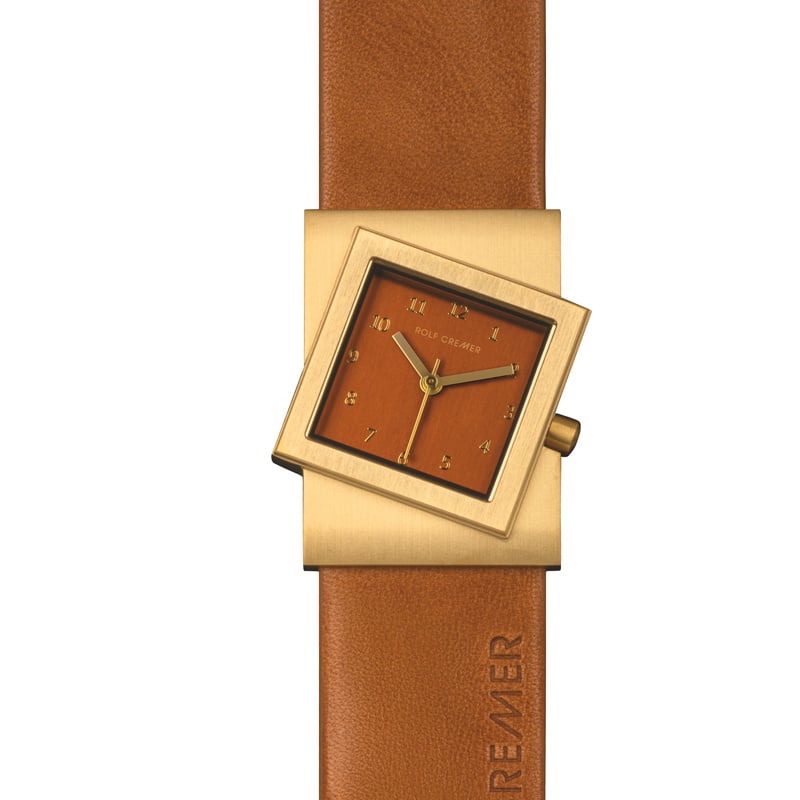 Gouden vierkant horloge met oranje wijzerplaat en leren bruine band.