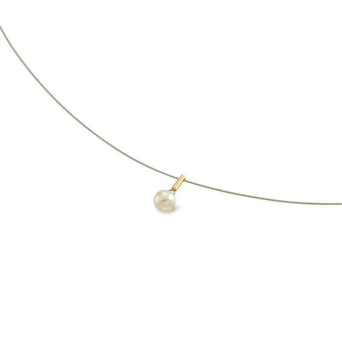 De Boccia TitaniumCollier Parel Bico st 08036-02 is een delicate ketting met een enkele witte parel met een gouden accent, elegant hangend aan een dunne, bijna onzichtbare draad.