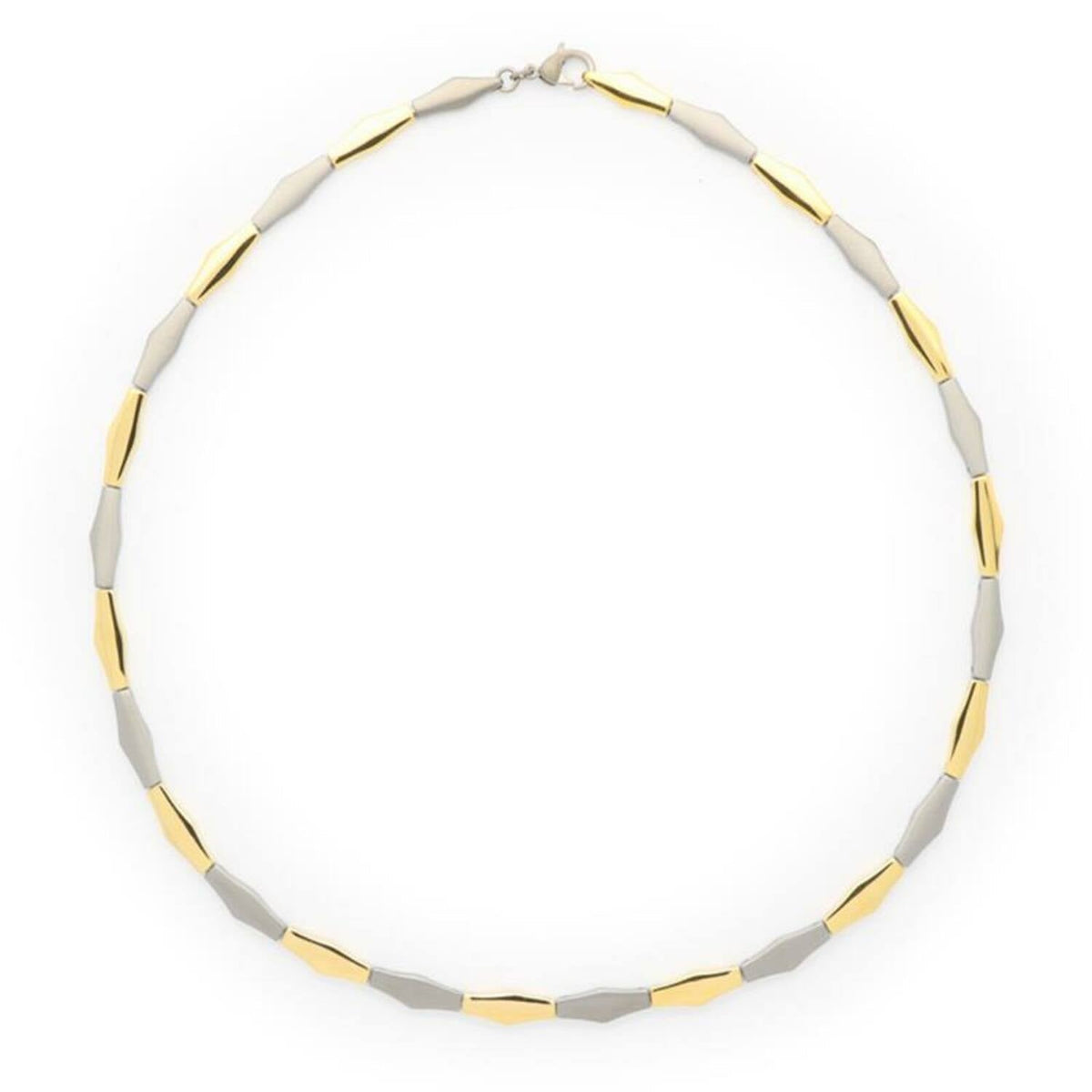 De Boccia Titanium Collier Bicolor 08047-02 heeft afwisselend gouden en zilveren geometrische schakels in een herhalend patroon, afgewerkt met een klein sluitingetje.