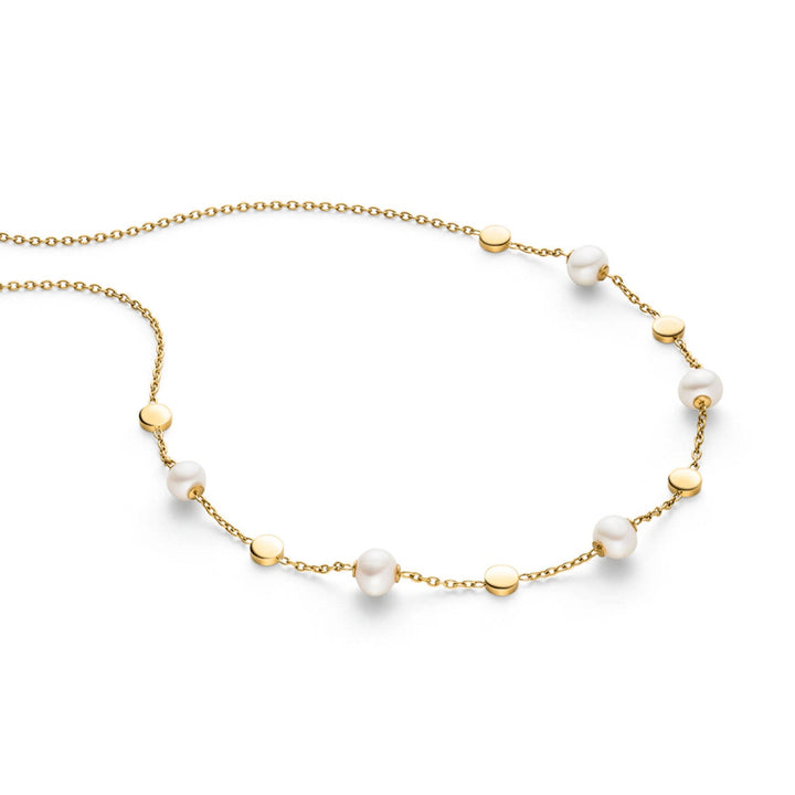 De Boccia Parelcollier (45cm, 08077-02) heeft een delicate titanium ketting geaccentueerd met gelijkmatig verspreide zoetwaterparels en kleine gouden schijven voor tijdloze elegantie.