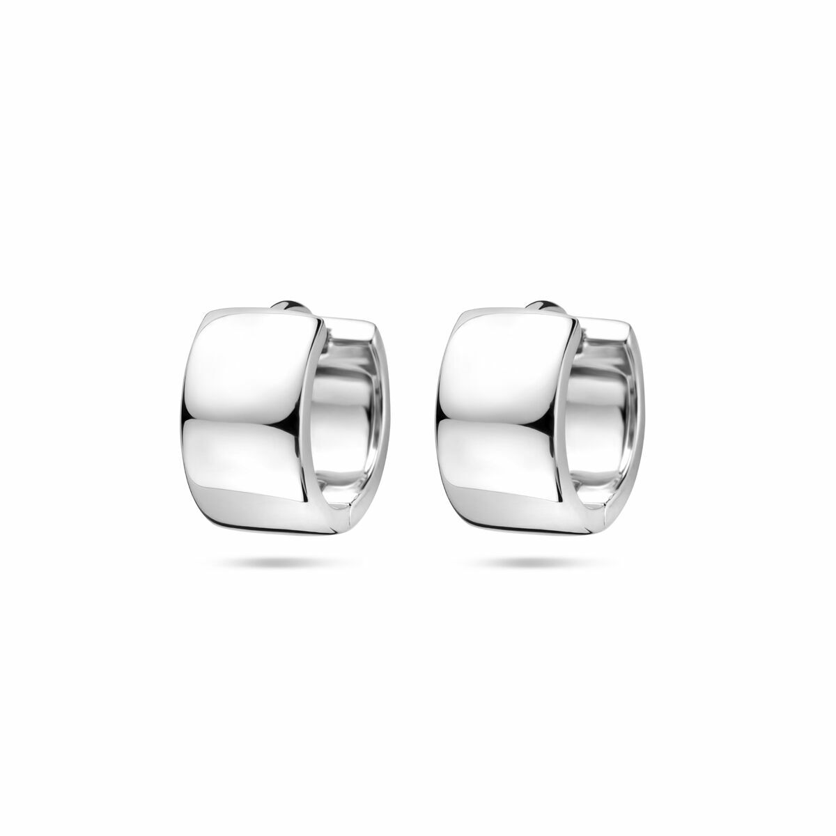Zilveren klapoorringen van 14 mm met een glanzende gerhodineerde afwerking.