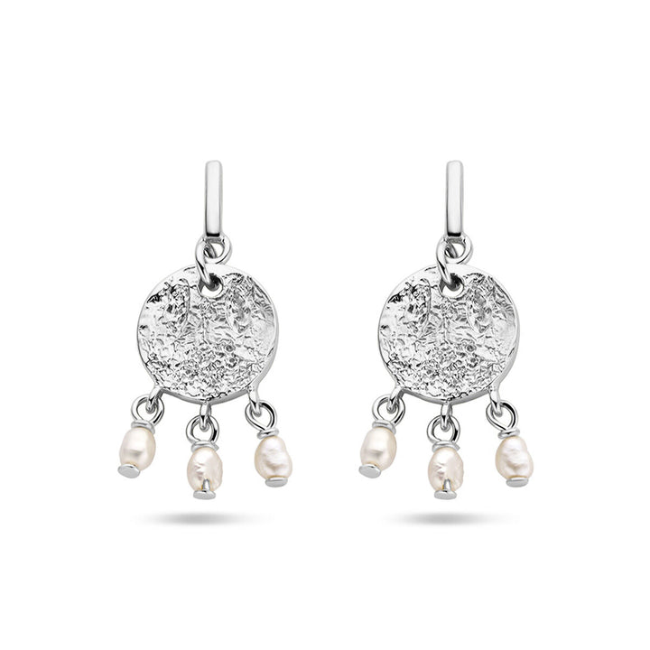 De Van der Kooij Collectie oorhangers parel zilver gerhodineerd zijn gemaakt van gerhodineerd 925 zilver met getextureerde ronde hangers, elk voorzien van drie delicate zoetwaterparels.