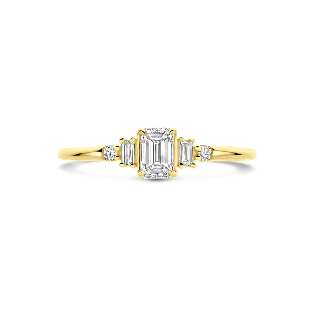De Van der Kooij Collectie ring lab grown diamant 0.40ct h si in 14K geelgoud is een damesring met een rechthoekige smaragd geslepen lab-grown diamant, geflankeerd door baguette en ronde diamanten.