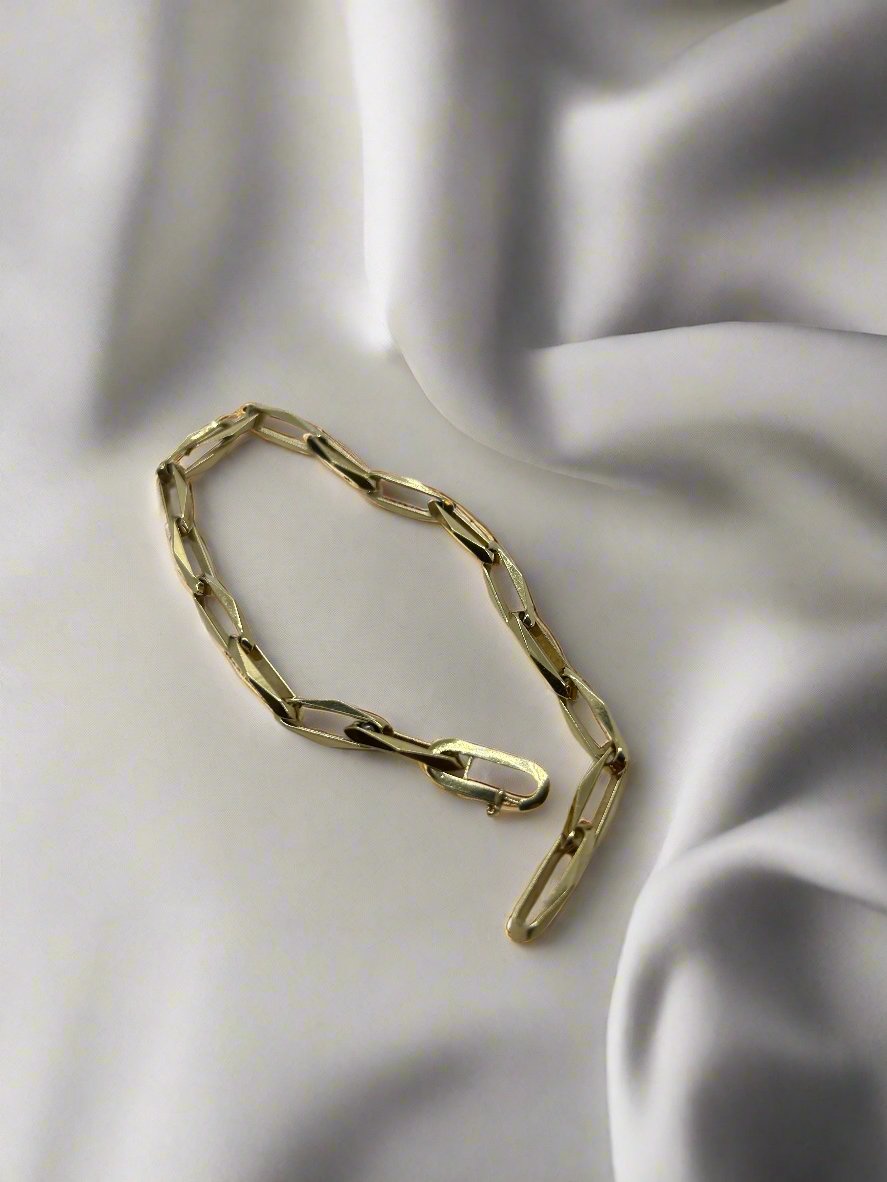 De vintage gouden armband 14k closed forever 10.2gr van Juwelier van der Kooij rust elegant op een gladde witte stof, wat de luxueuze charme accentueert en het een prachtige aanvulling maakt op elke vintage collectie.