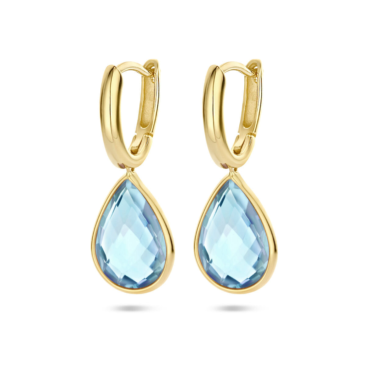Een paar klapoorringen blauw topaas 14K geelgoud van Van der Kooij Collectie met druppelvormige facetgeslepen blauwe topaas in gouden ringen, afgebeeld op een witte ondergrond.