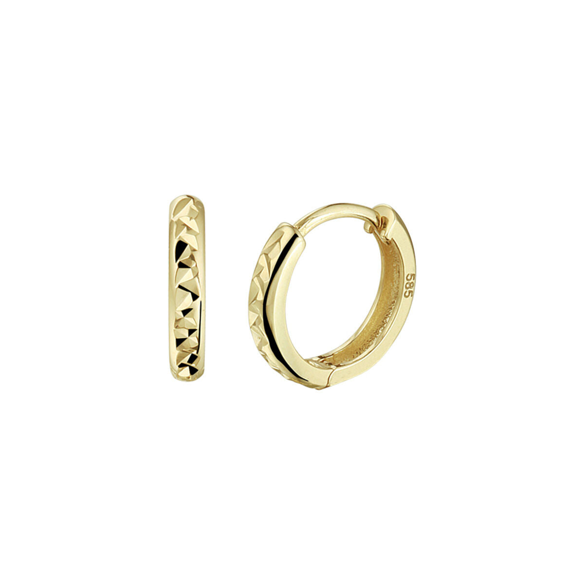 Een paar Van der Kooij Collectie klapoorringen gediamanteerd 14K geelgoud, met een gestructureerd ruitvormig patroon. De ene oorbel is van voren gezien, de andere van opzij om de sluiting te laten zien.