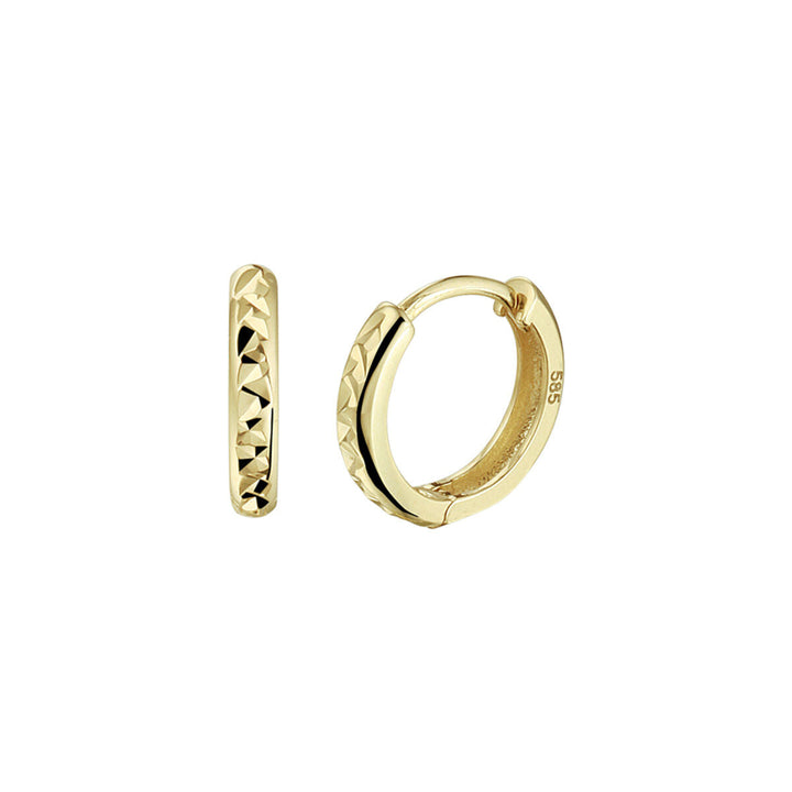 Een paar Van der Kooij Collectie klapoorringen gediamanteerd 14K geelgoud, met een gestructureerd ruitvormig patroon. De ene oorbel is van voren gezien, de andere van opzij om de sluiting te laten zien.