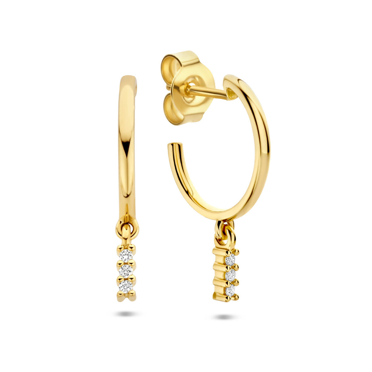 Stekeroorringen van 14K geelgoud met drie kleine diamanten (0.05ct) aan de onderkant.