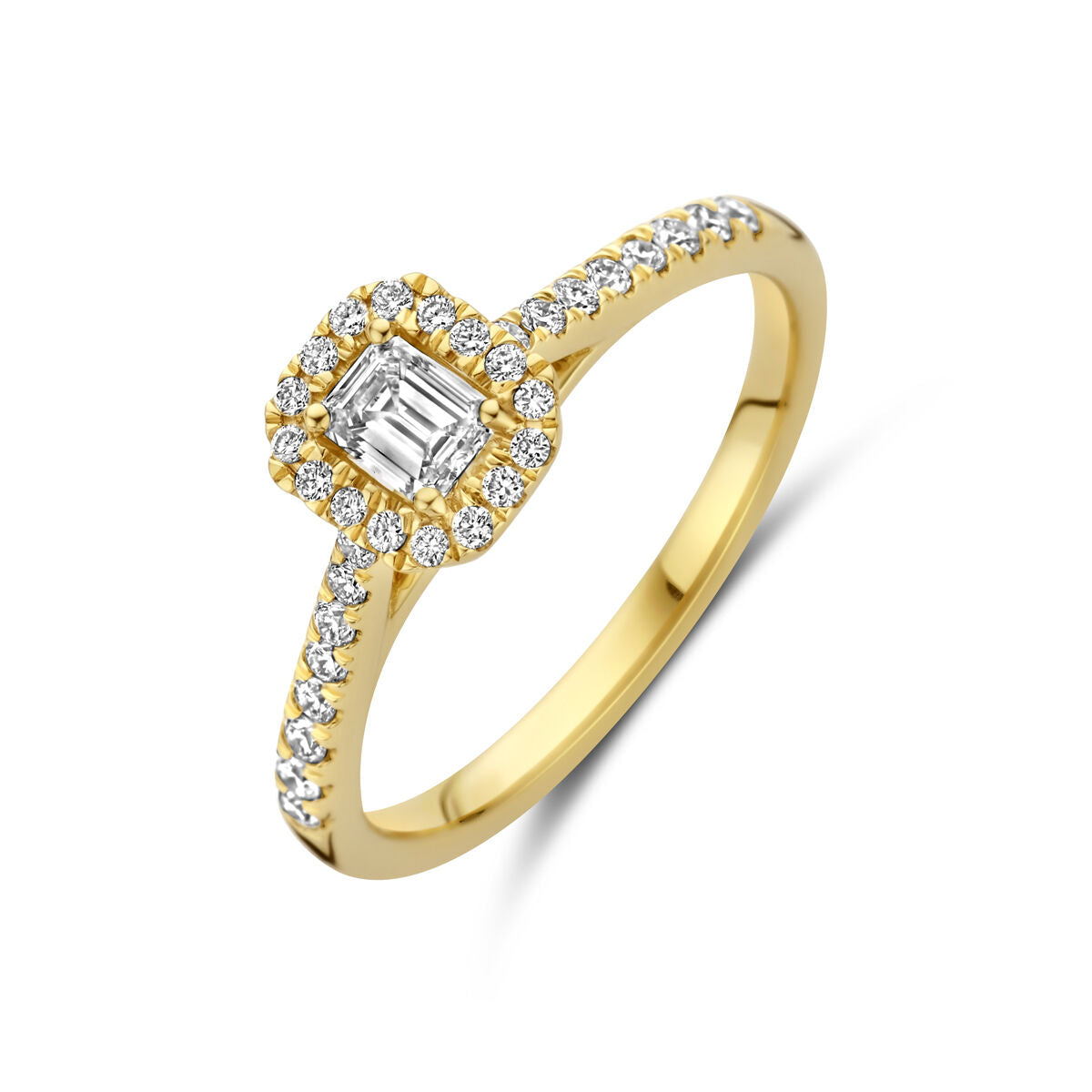 De Van der Kooij Collectie ring lab grown diamant 0.48ct h si 14K geelgoud heeft een rechthoekige lab-grown diamant met een halo van kleinere diamanten en extra diamanten op de band, afgebeeld op een witte achtergrond.