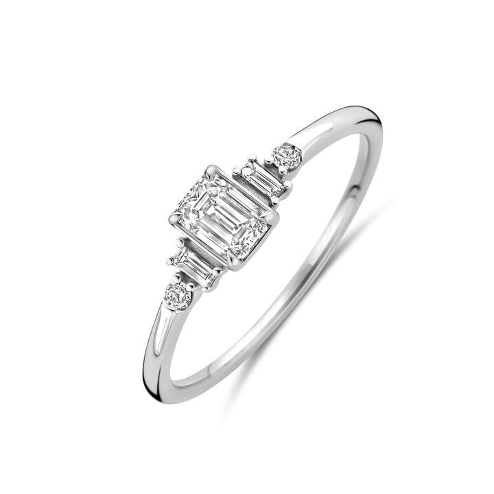 De Van der Kooij Collectie ring lab grown diamant 0,40ct h si in 14K witgoud heeft een smaragd geslepen middendiamant, geflankeerd door baguette en ronde stenen op een slanke damesband.