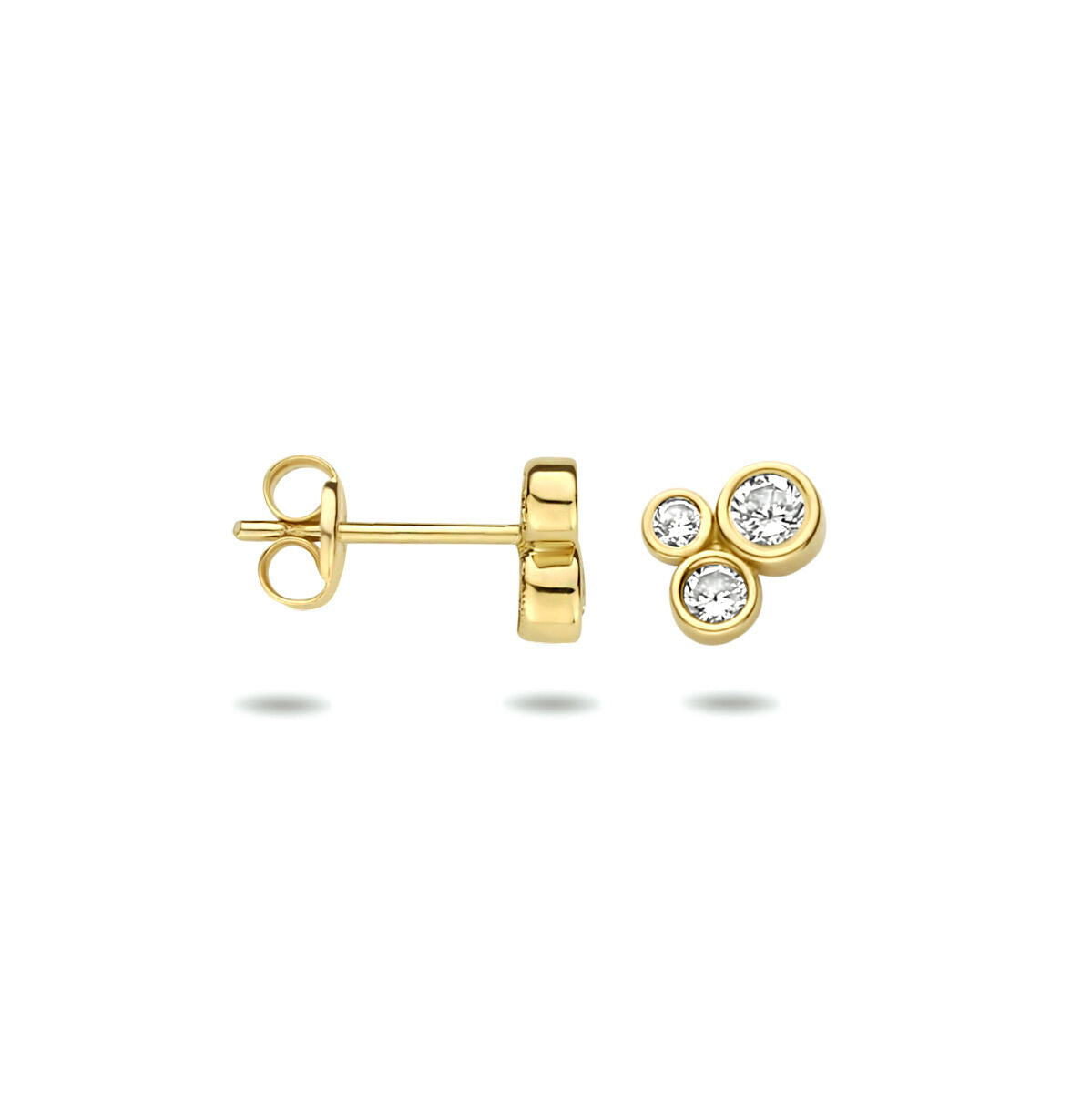 Van der Kooij Collectie oorknoppen zirkonia 14K geelgoud met drie ronde, in een cluster gezette zirkonia's in verschillende formaten, getoond tegen een witte achtergrond.