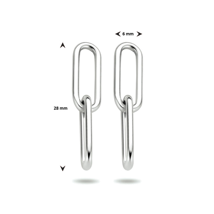 Twee zilveren "oorhangers paperclip zilver gerhodineerd" van Van der Kooij Collectie zijn verticaal afgebeeld; elke schakel meet 28x6 mm, met afmetingen gemarkeerd door pijlen op een witte achtergrond.