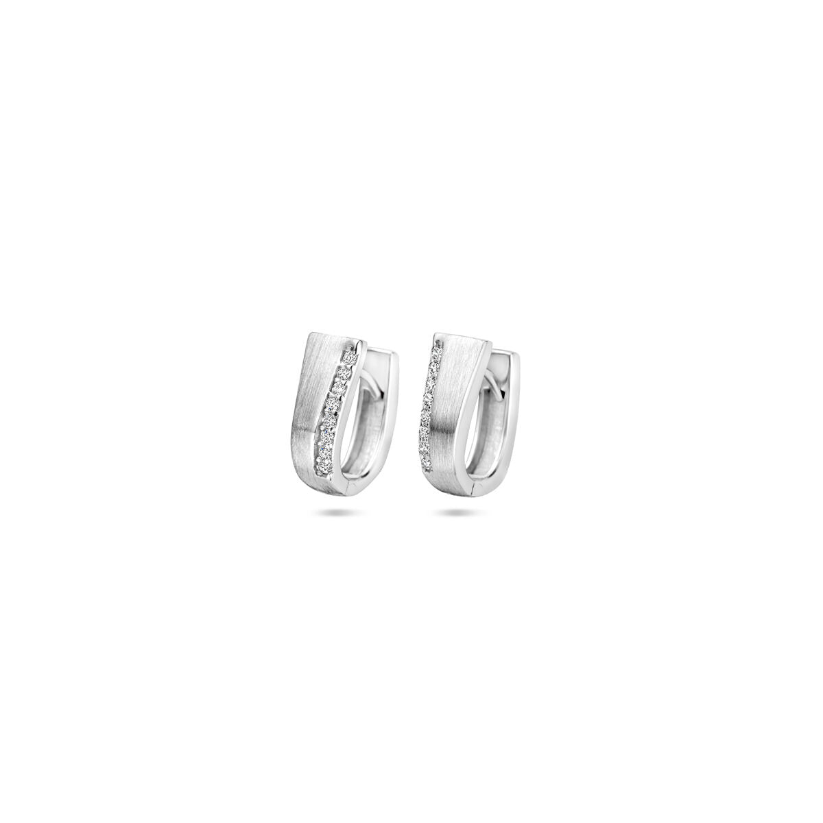 Klapoorringen van gerhodineerd zilver met een matte afwerking en zirkonia-steentjes.