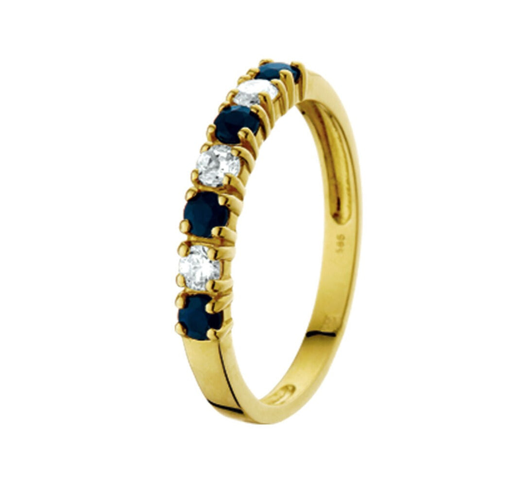 De ring saffier en zirkonia 14K geelgoud uit de Van der Kooij Collectie wordt uitgevoerd met afwisselend ronde blauwe saffieren en witte zirkonia's in een rij op de band, getoond tegen een witte achtergrond.