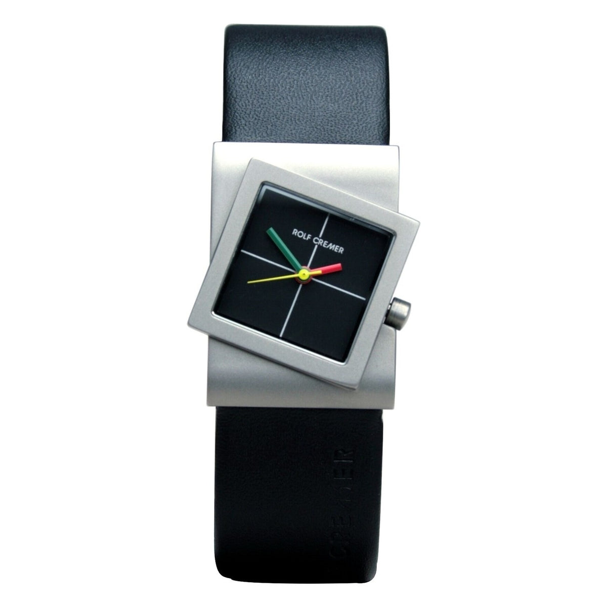 Zilveren horloge met vierkante kast, zwarte wijzerplaat en leren zwarte band.