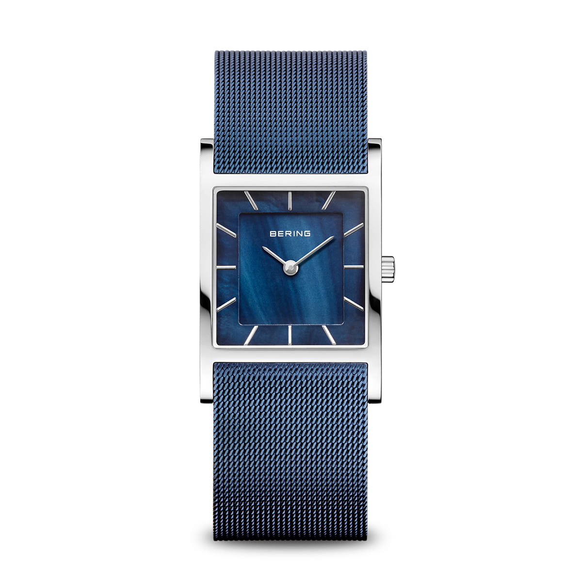 Het Bering dameshorloge, product 10426-307-S, heeft een rechthoekig zilverkleurig design met een blauwe wijzerplaat, zilveren uurmarkeringen en een blauwe meshband. Het minimalistische moderne quartz design wordt aangevuld met saffierglas en de merknaam Bering zichtbaar op de wijzerplaat.