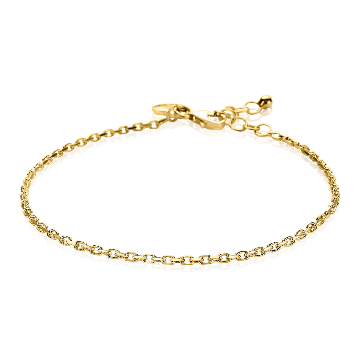 De Zinzi Armband Gold Plated Zia1415 G heeft een witte achtergrond en is voorzien van een delicate gouden ketting met kleine ronde ankerschakels, een karabijnsluiting, een verstelbare verlengketting en een klein decoratief label.