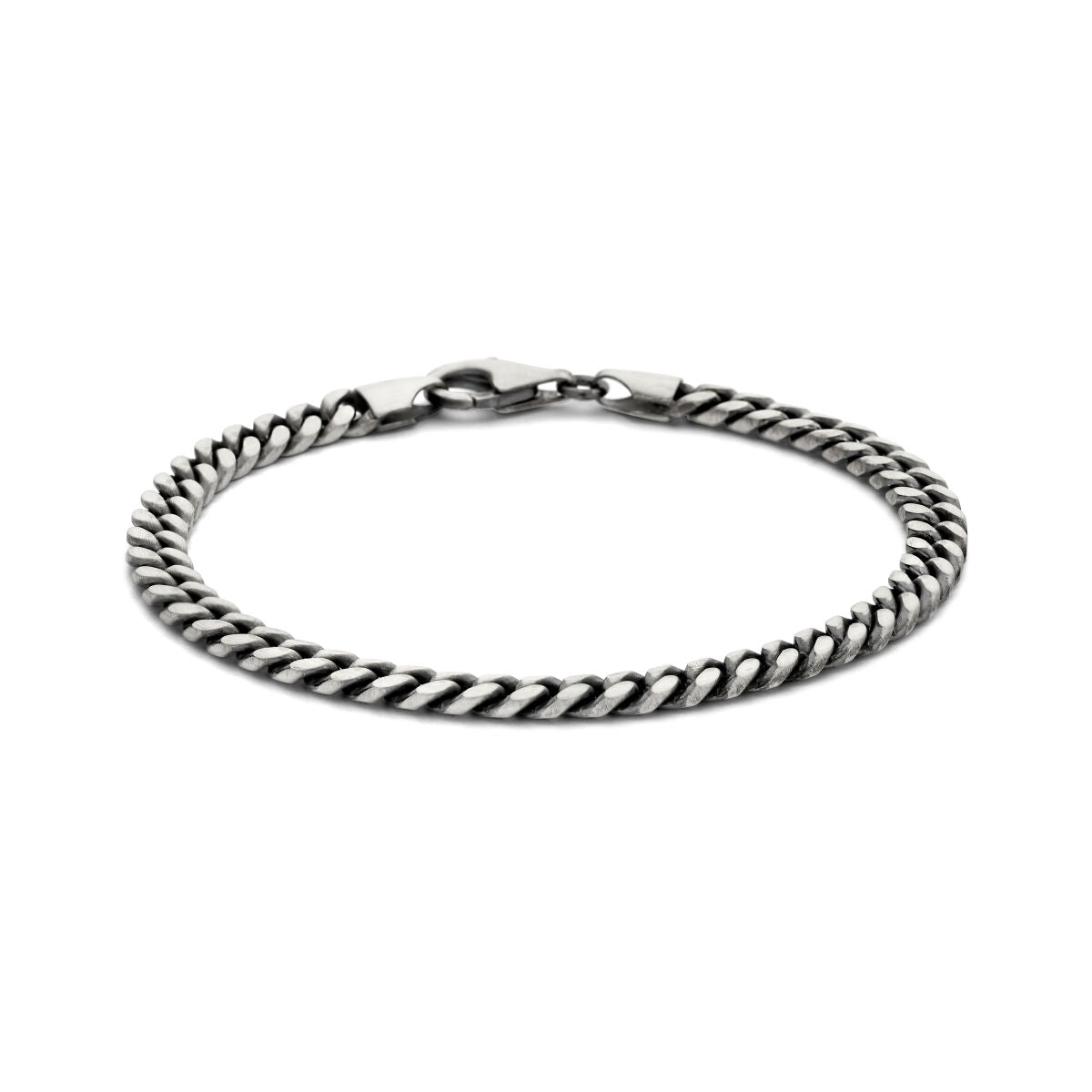Zilveren gourmette armband van 5,0 mm met 6-zijdige geslepen en geoxideerde afwerking.