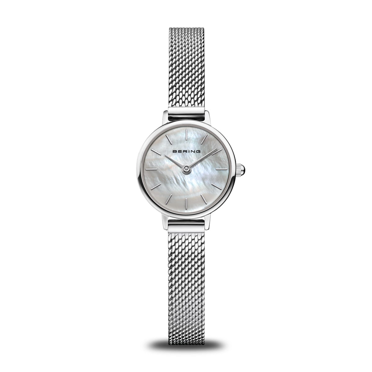 Dameshorloge met een witte wijzerplaat en een zilveren mesh-band.