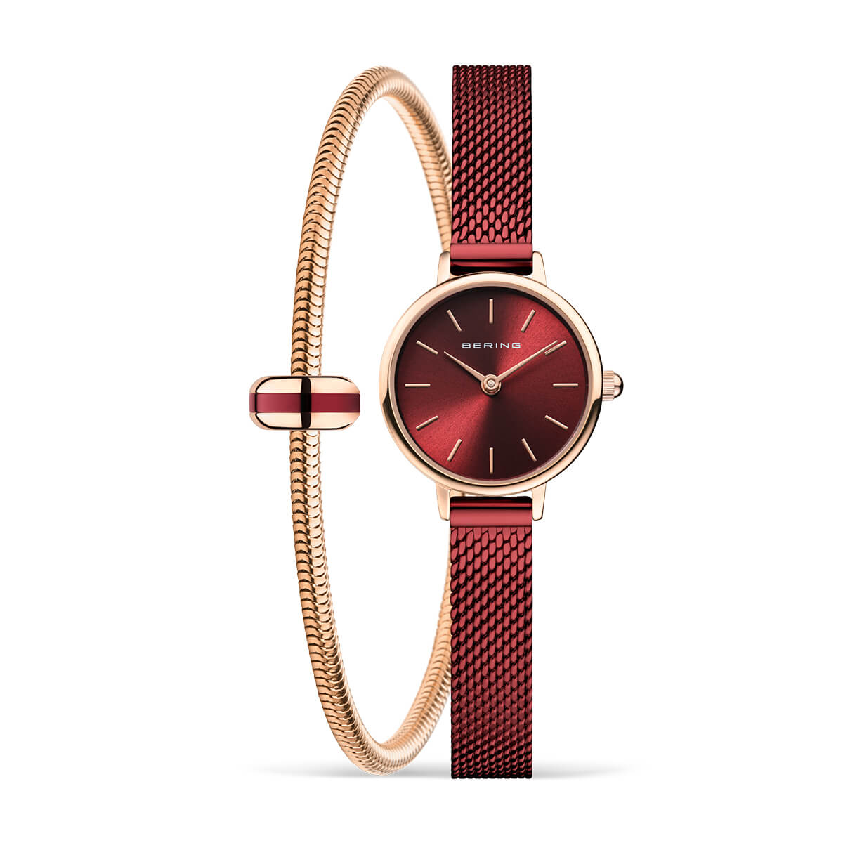 Roségouden horloge met een rode wijzerplaat en mesh-band, gecombineerd met een bijpassende armband.