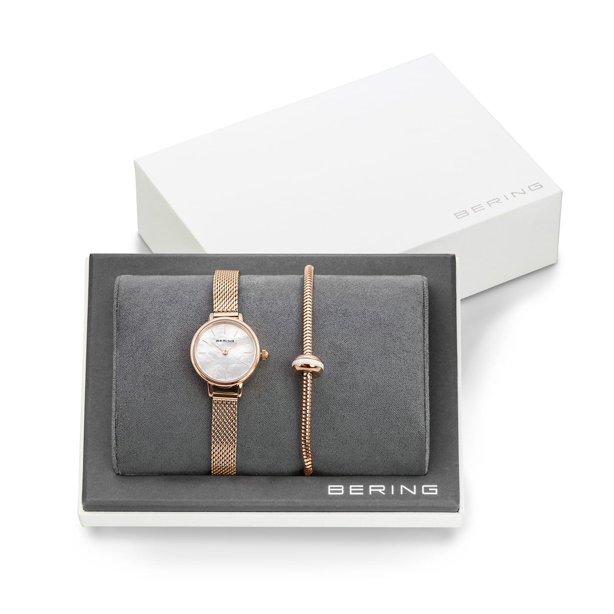 Roségouden horloge met mesh-band en witte wijzerplaat, inclusief bijpassende armband.