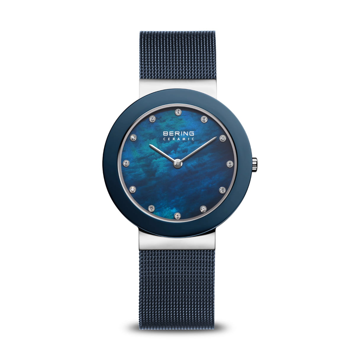 Blauw horloge met een ronde wijzerplaat, metalen mesh-band en strass-steentjes als uurmarkeringen.