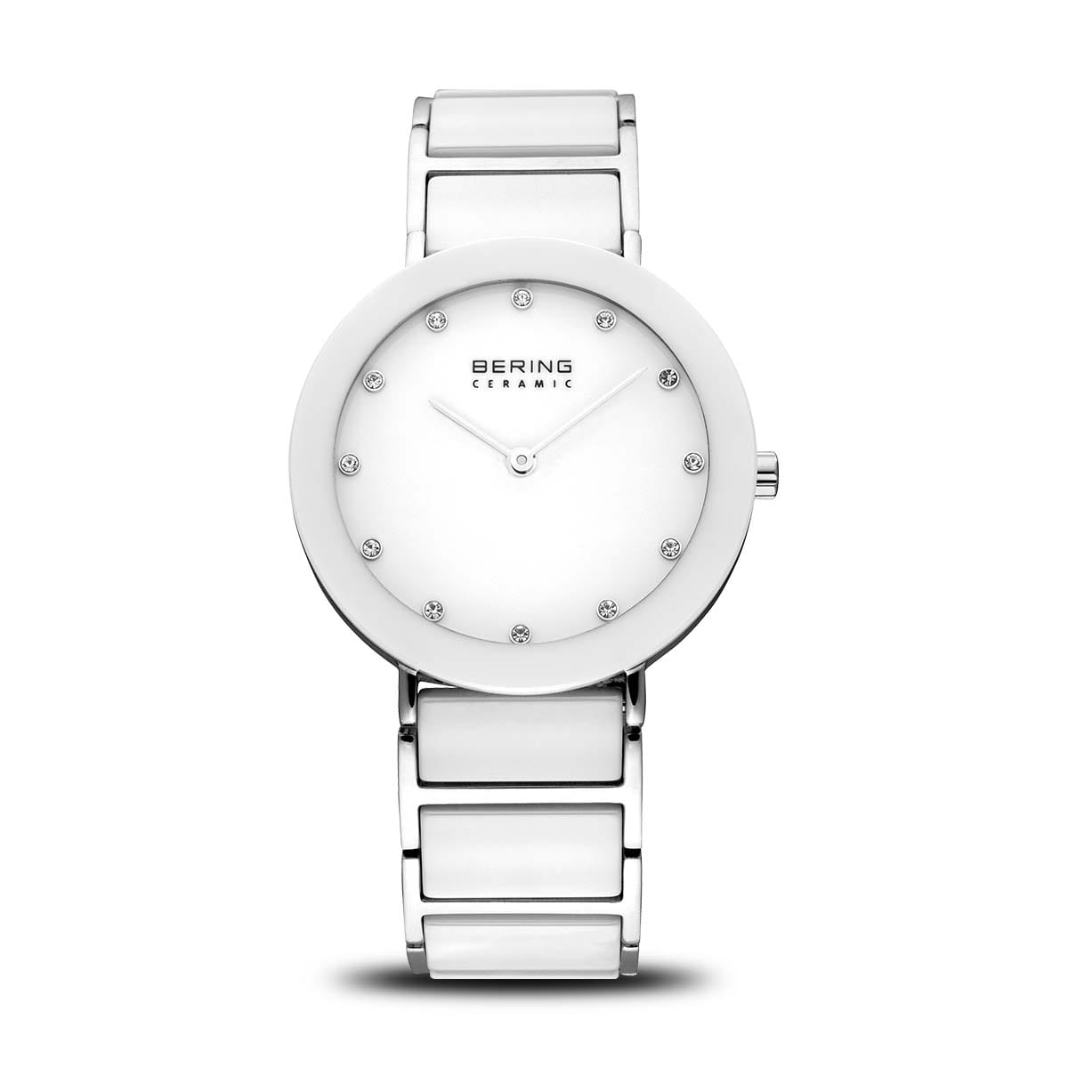 Wit horloge met een ronde wijzerplaat, zilveren kast en een schakelband, versierd met steentjes als uurmarkeringen.